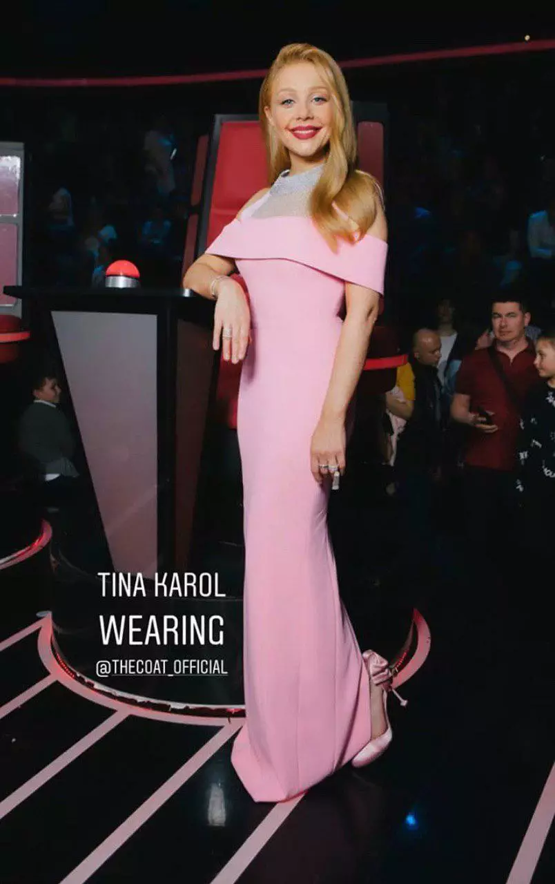 Тина Кароль в облегающем платье и розовых туфлях