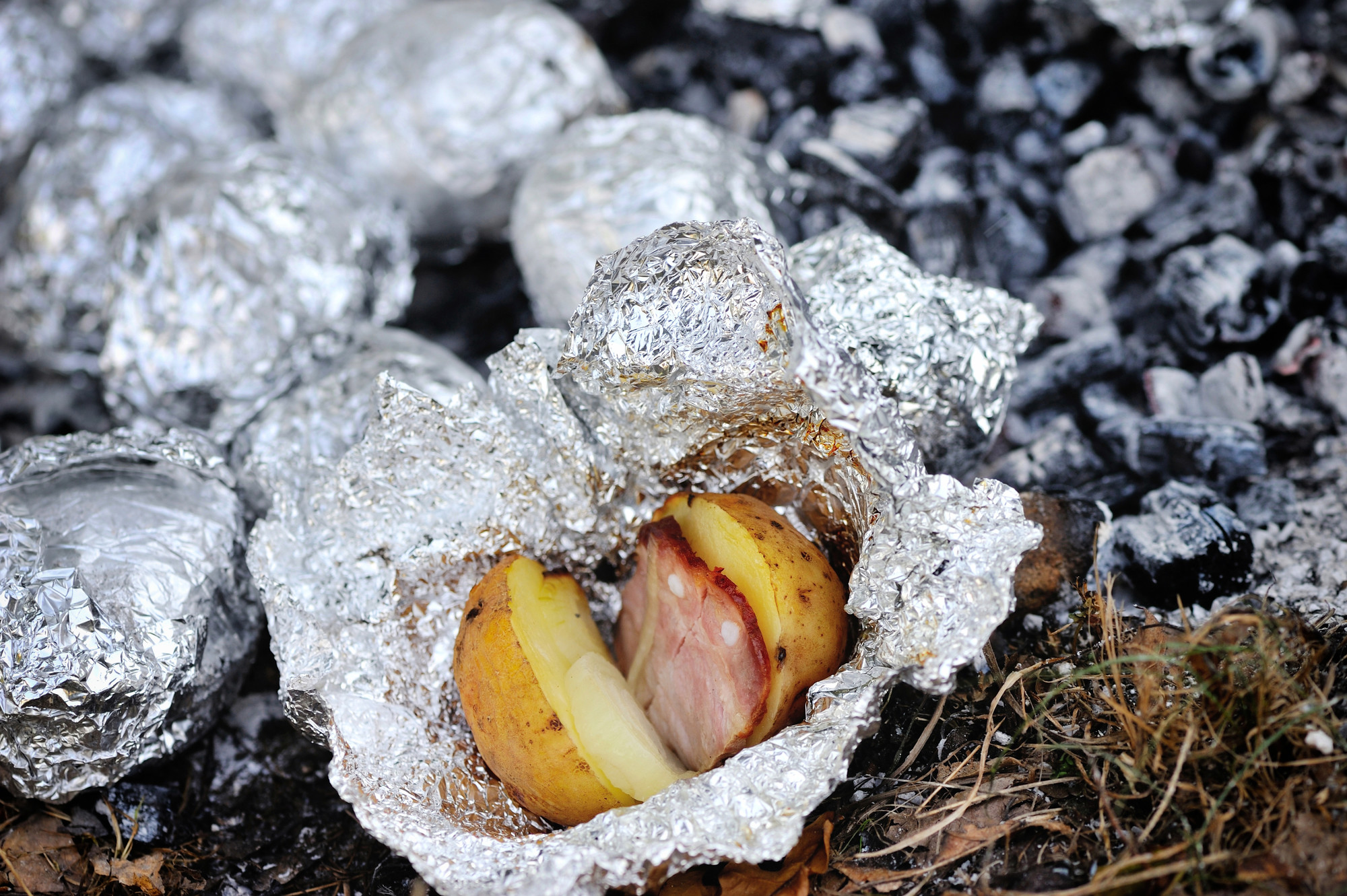 Картофель в фольге на углях