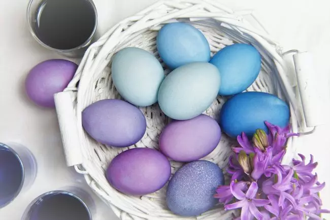 Краснокочанная капуста красит яйца в голубой и фиолетовый цвета