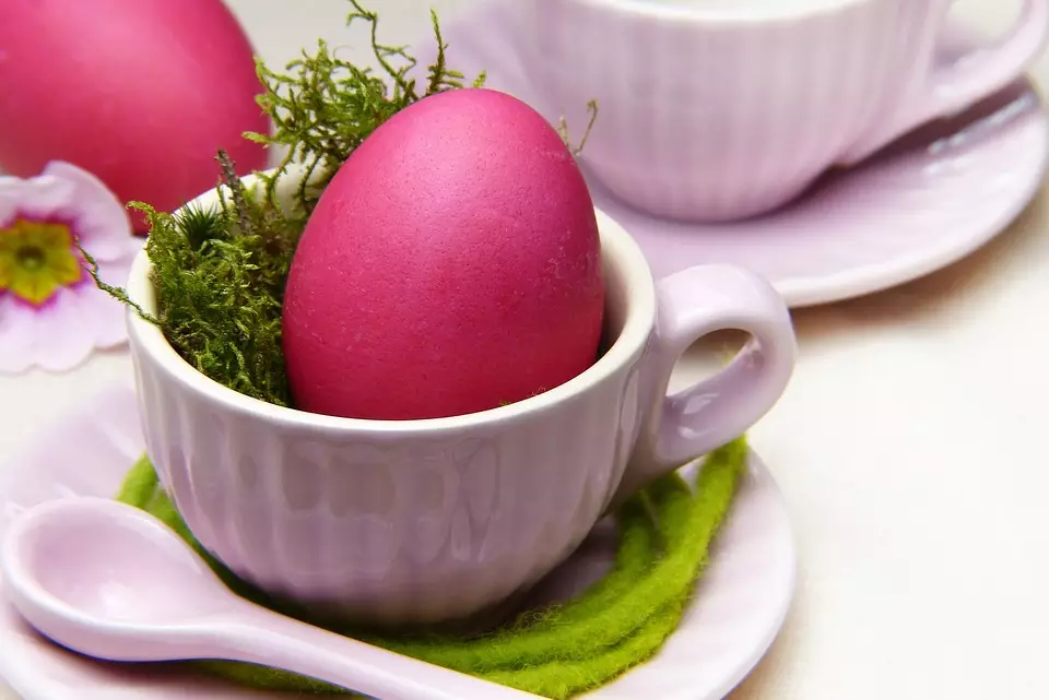 Как покрасить яйца в свекольном отваре
