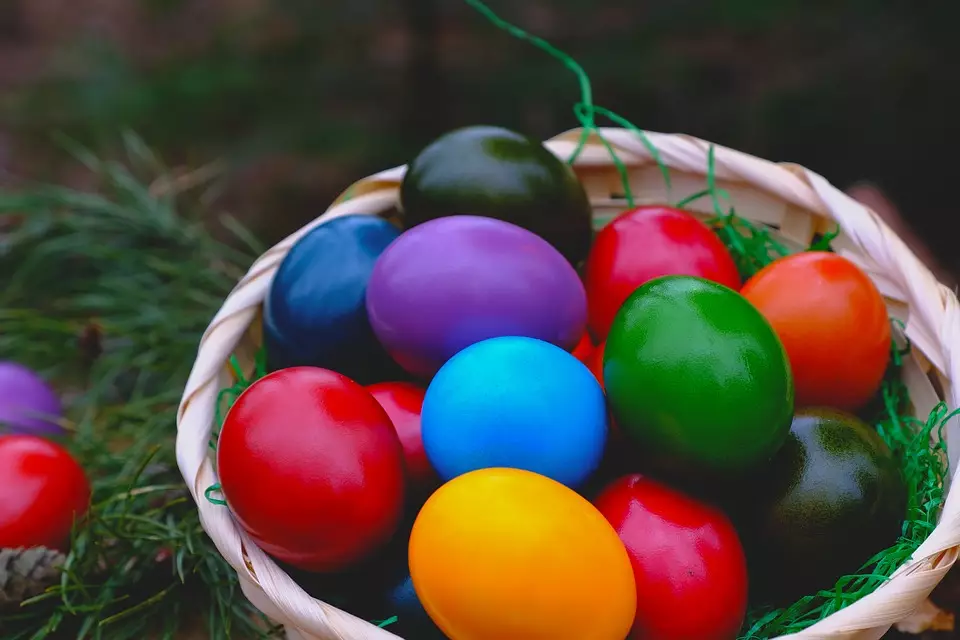 Чем дольше яйца будут в красителе, тем интенсивнее будет цвет