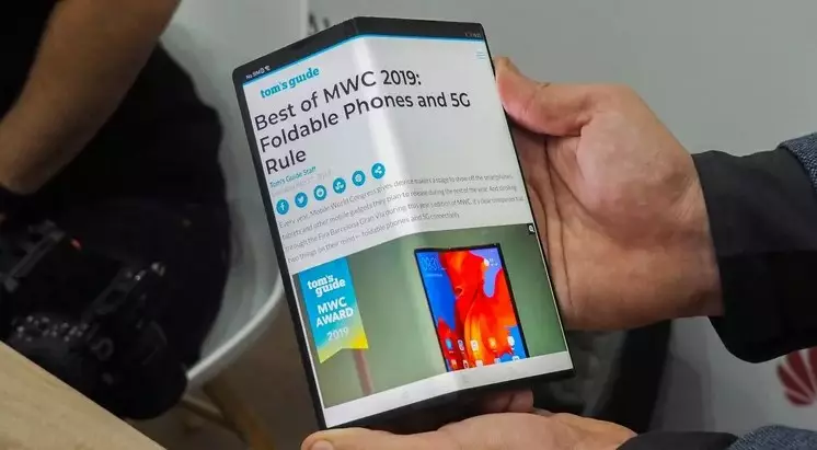 Демонстрация возможностей гибкого дисплея Huawei Mate X