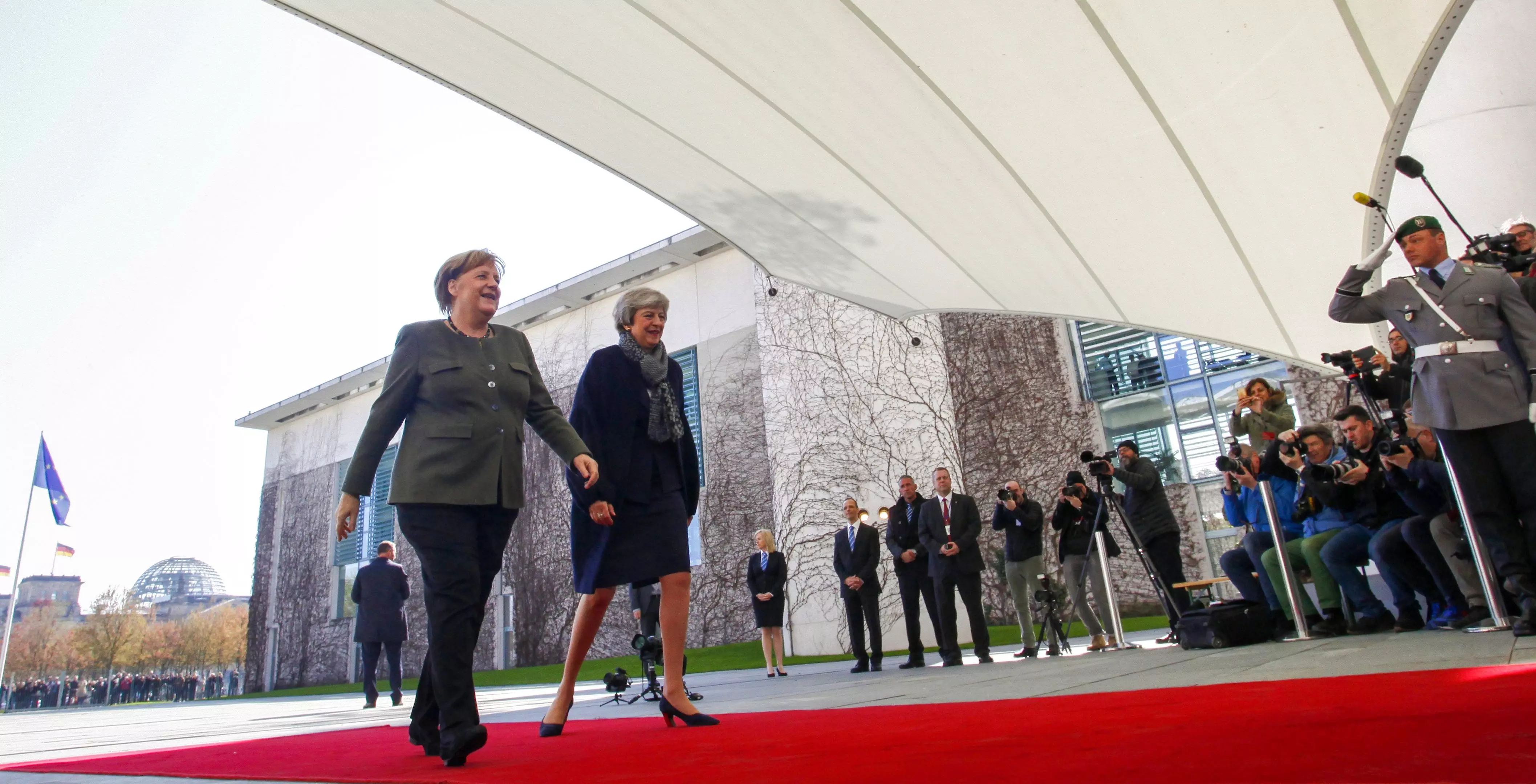 Тереза Мэй и Ангела Меркель в сдержанных образах