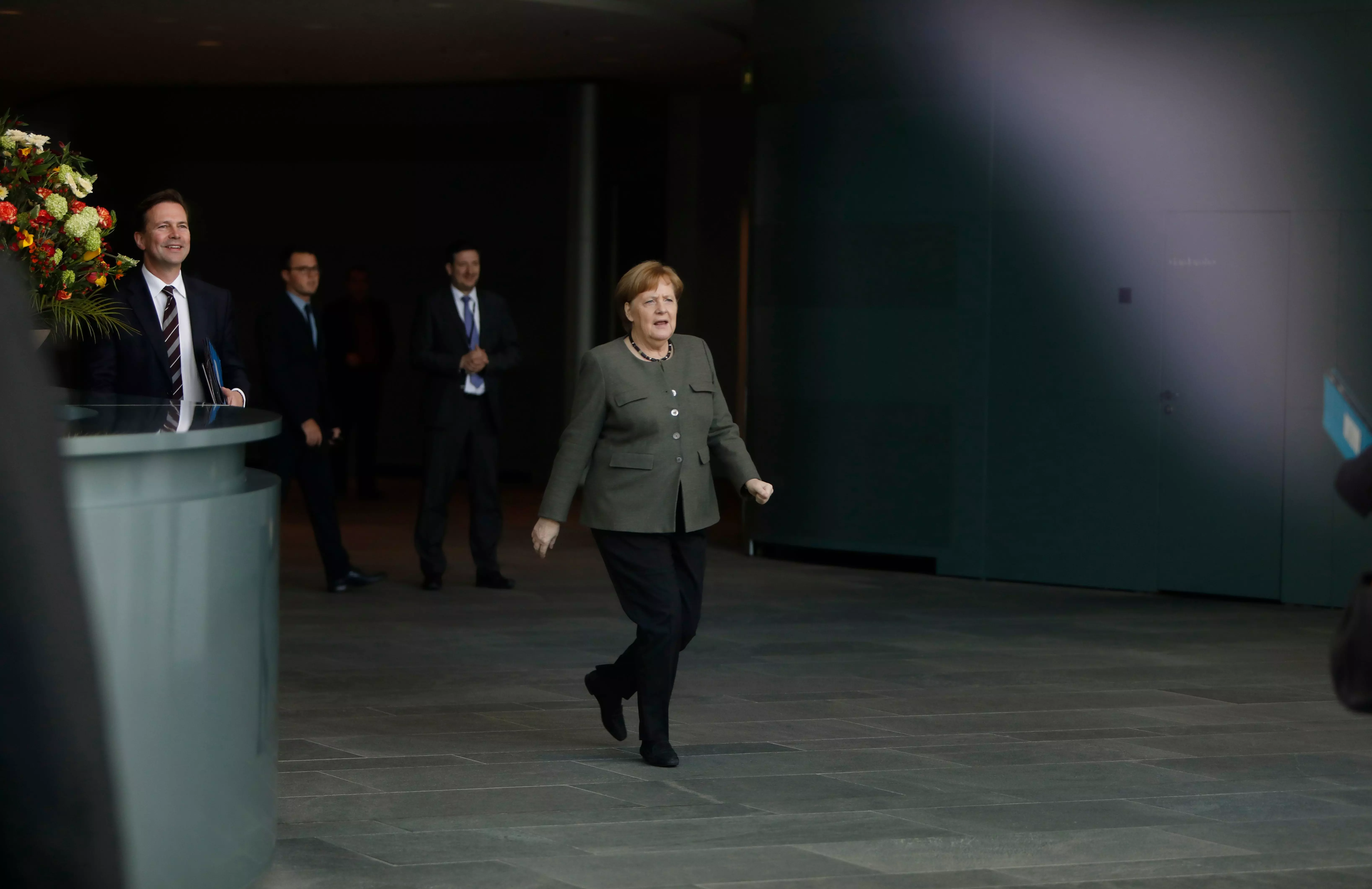 Ангела Меркель в пиджаке болотного оттенка