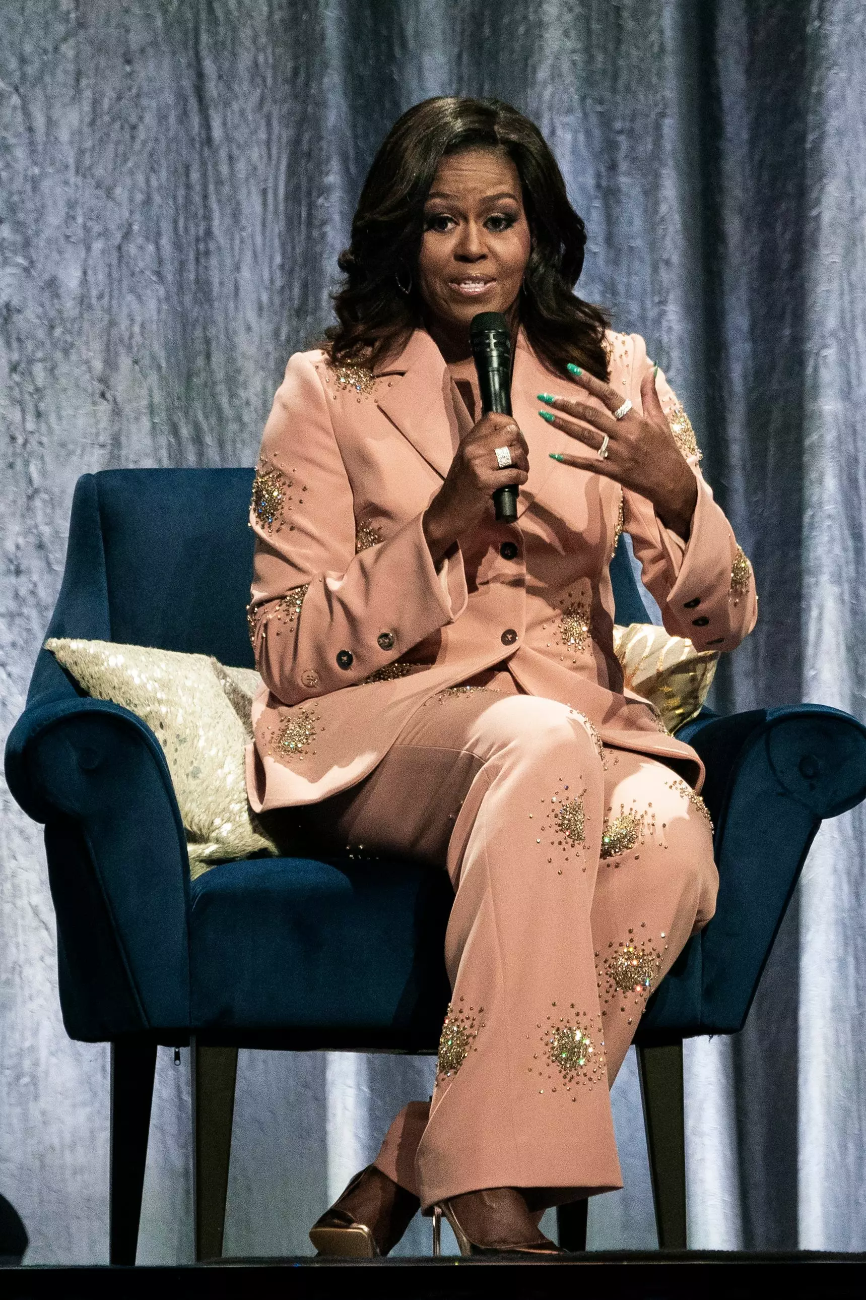 Мишель Обама дополнила гламурный образ туфлями-лодочками