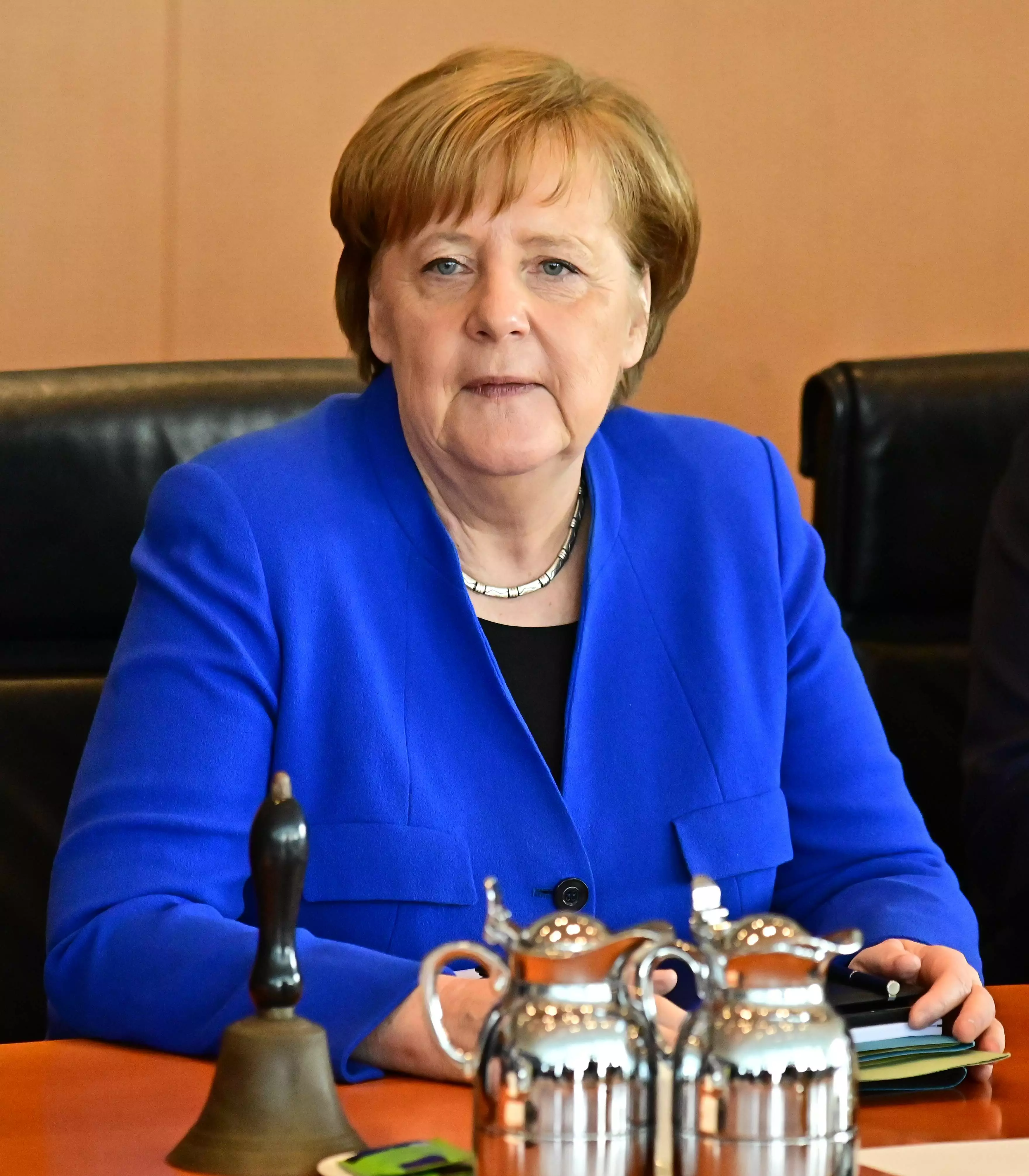 Ангела Меркель в синем пиджаке классического кроя