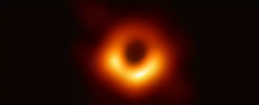 Первый в истории "живой" снимок черной дыры