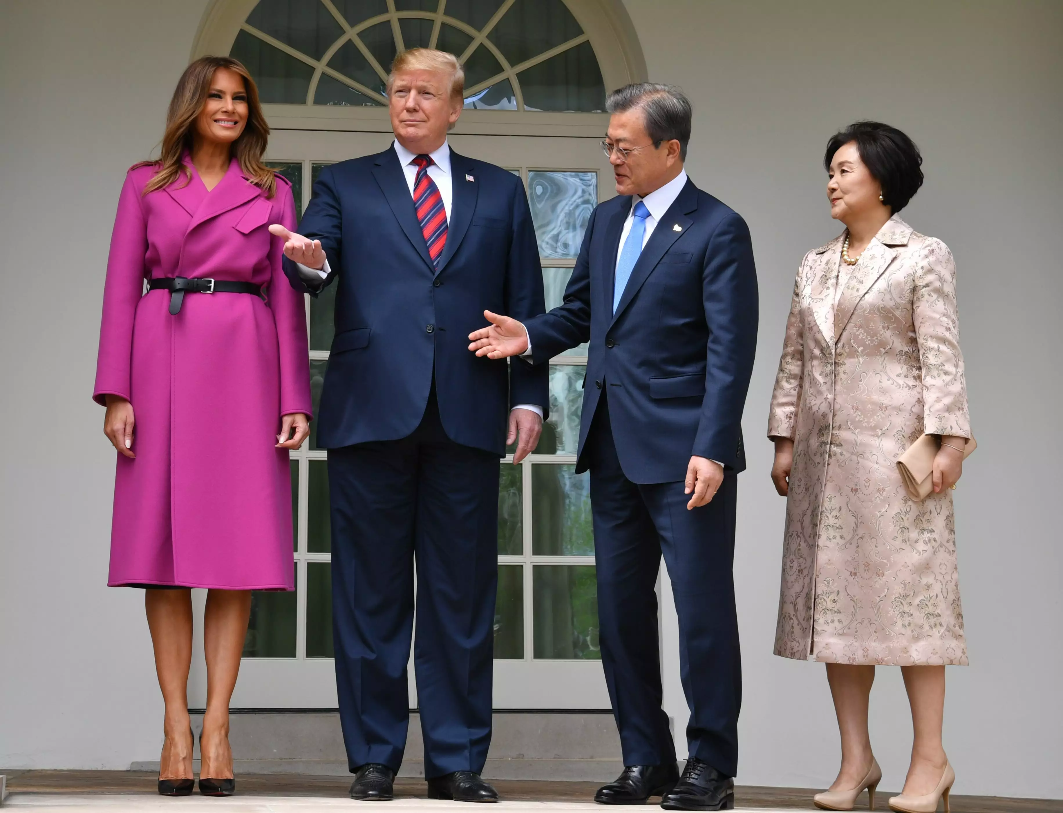 Мелания Трамп в деловом образе – двубортном пальто лилового цвета