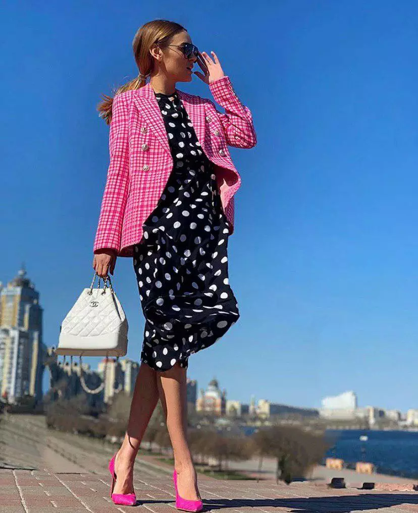 Розовый пиджак от украинского бренда, платье в горох One by One и сумка Chanel