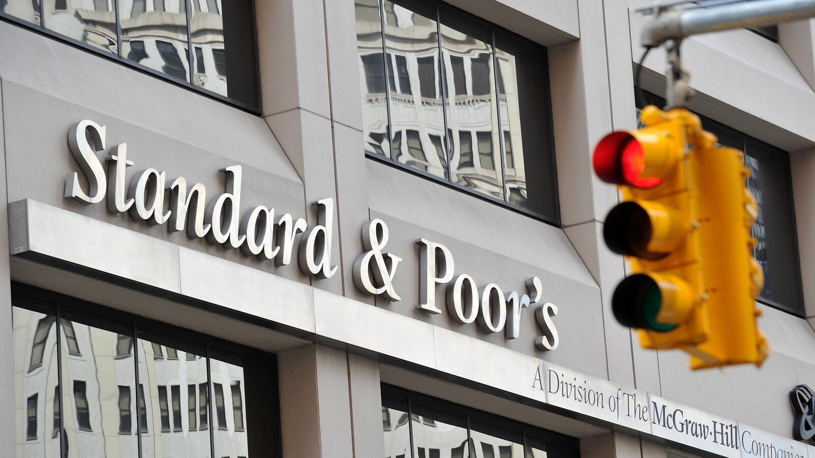 S&P Global Ratings знизив борговий рейтинг України, повідомляє Bloomberg.