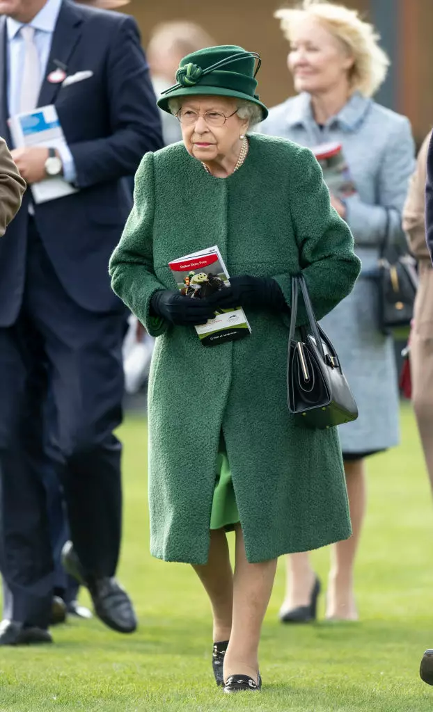 Королева Елизавета II в темно-зеленом пальто