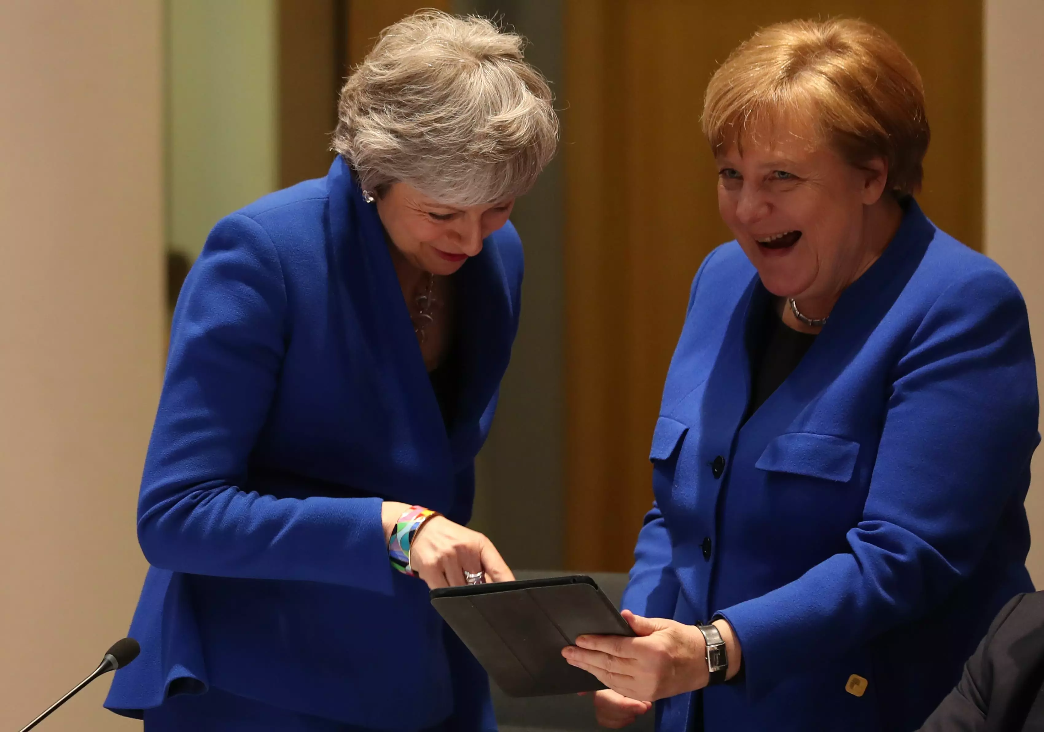Ангела Меркель и Тереза Мэй в одинаковых пиджаках на саммите в Бельгии