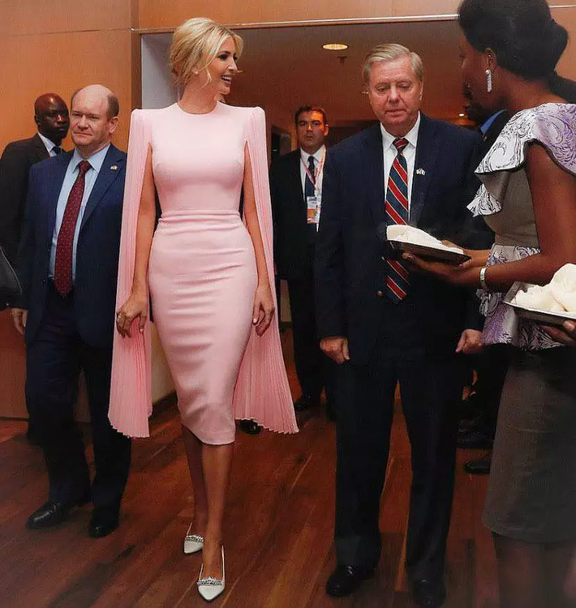 Иванка Трамп покорила гостей облегающим платьем Alex Perry
