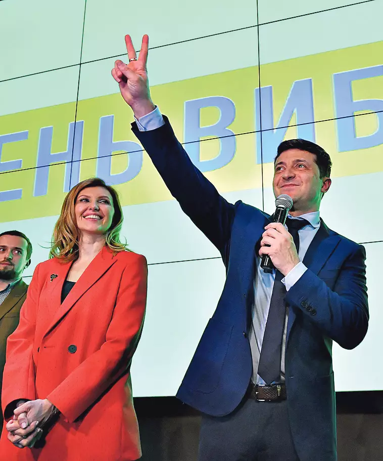 Елена Зеленская и Владимир Зеленский во время оглашения результатов первого тура выборов
