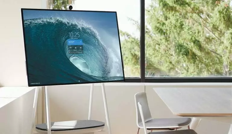 Surface Hub 2S способен работать от дополнительной батареи, но всего 2 часа