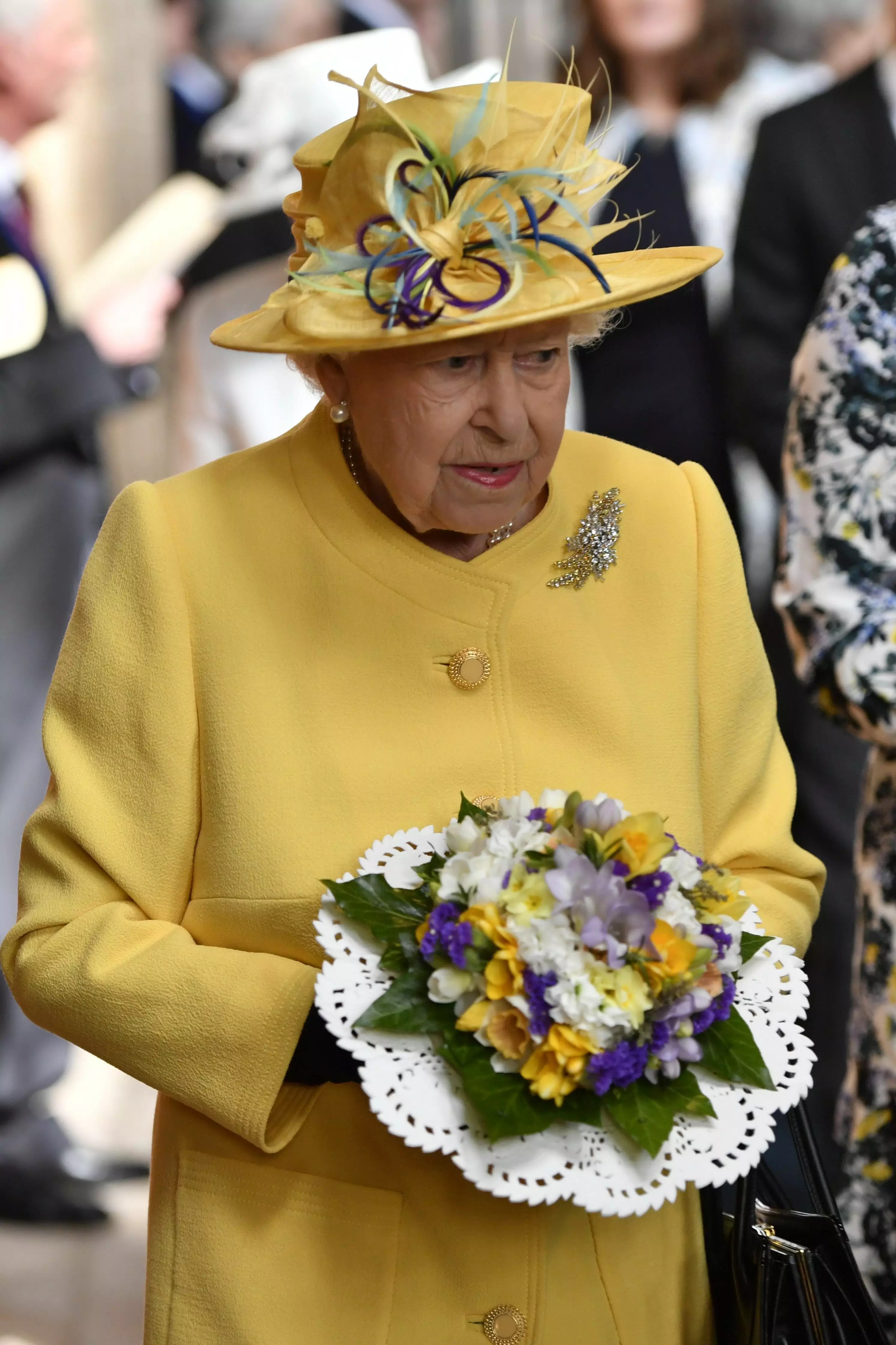 Елизавета II в шляпке с декором и бриллиантовой брошью – последний ее выход перед днем рождения