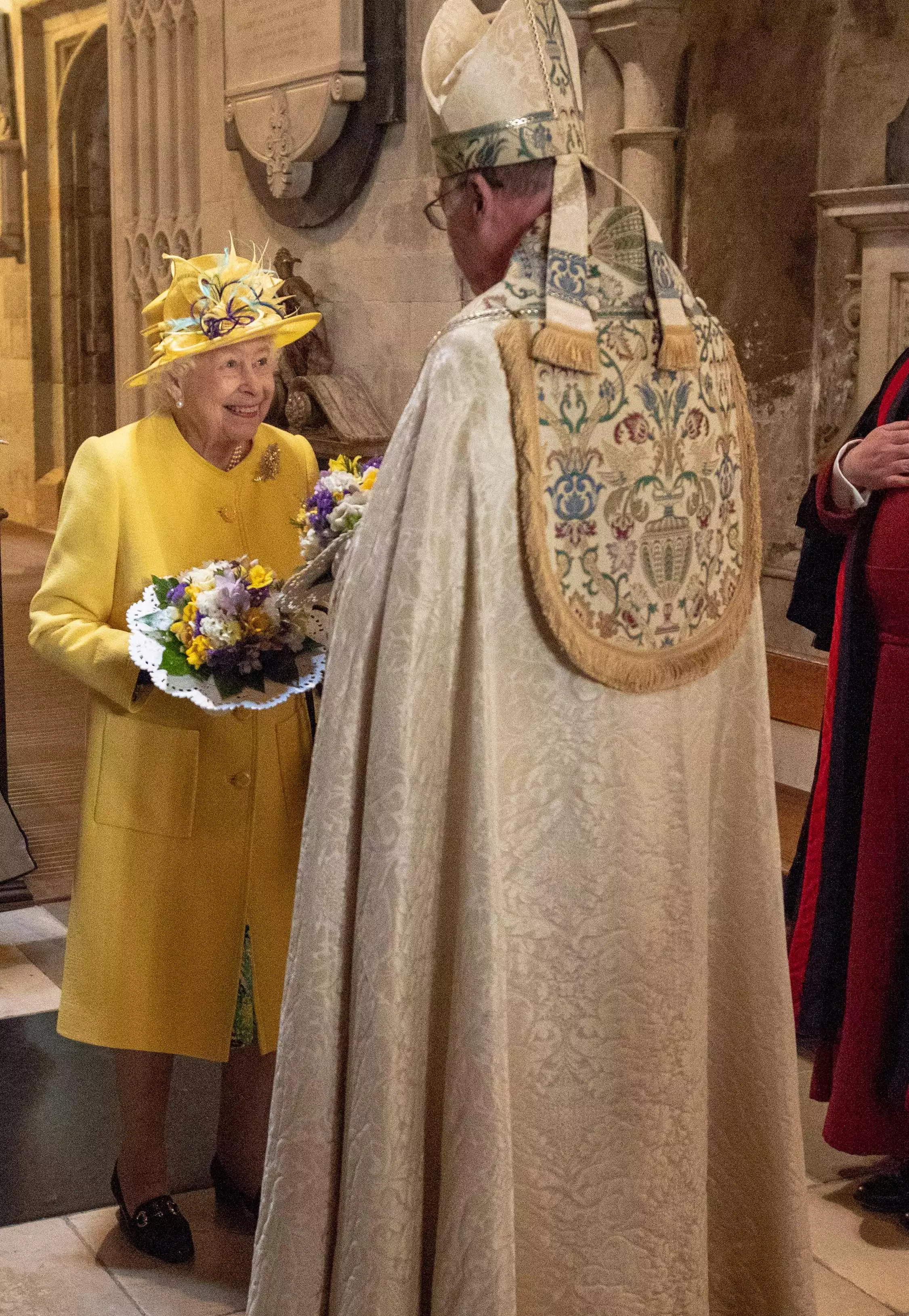 Елизавета II в ярко-желтом пальто