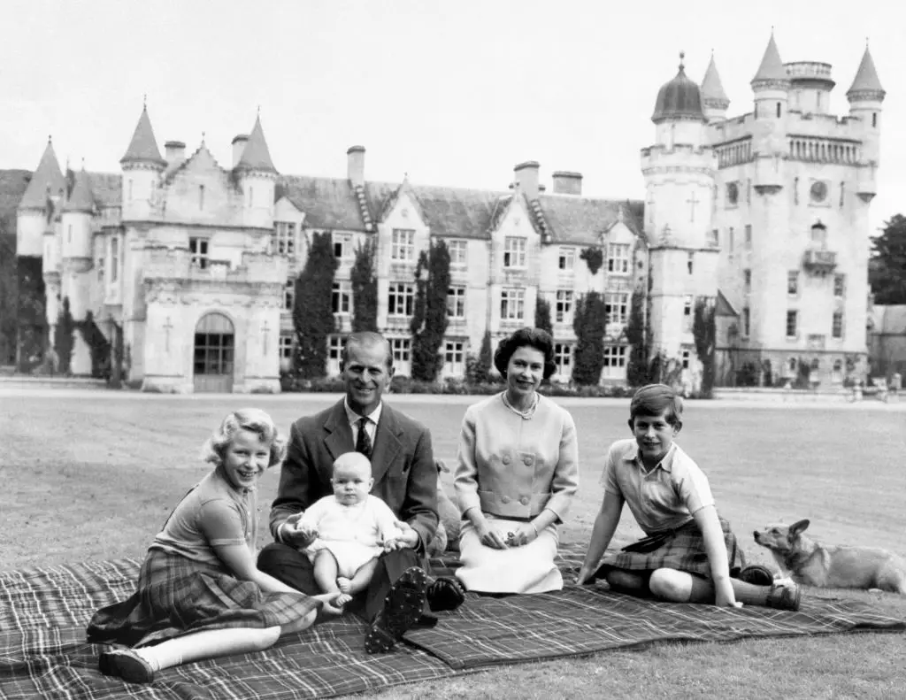 Королева Єлизавета II, принц Філіпп та їхні діти у Балморалі