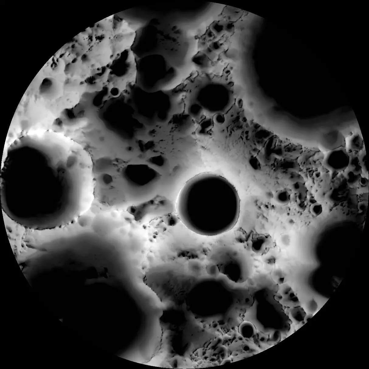 Поверхность Луны испещренная кратерам, на дне которых есть замерзший водяной лед
