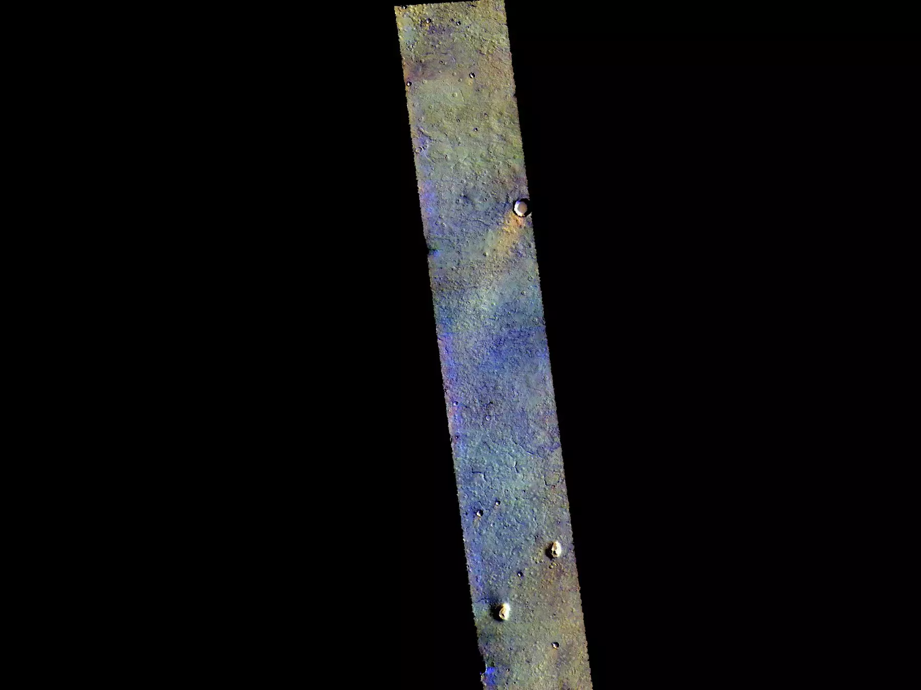 Полоска поверхности Марса, на которой видно базальтовые породы (темно-синий цвет)
