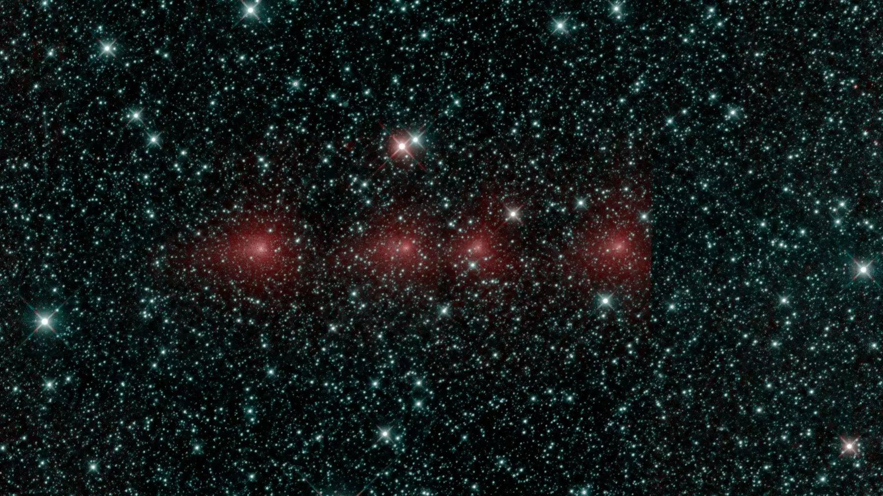 Четыре пятна – это все одна комета C2018 Y1 Ивамото, снятая с четырьмя различными экспозициями