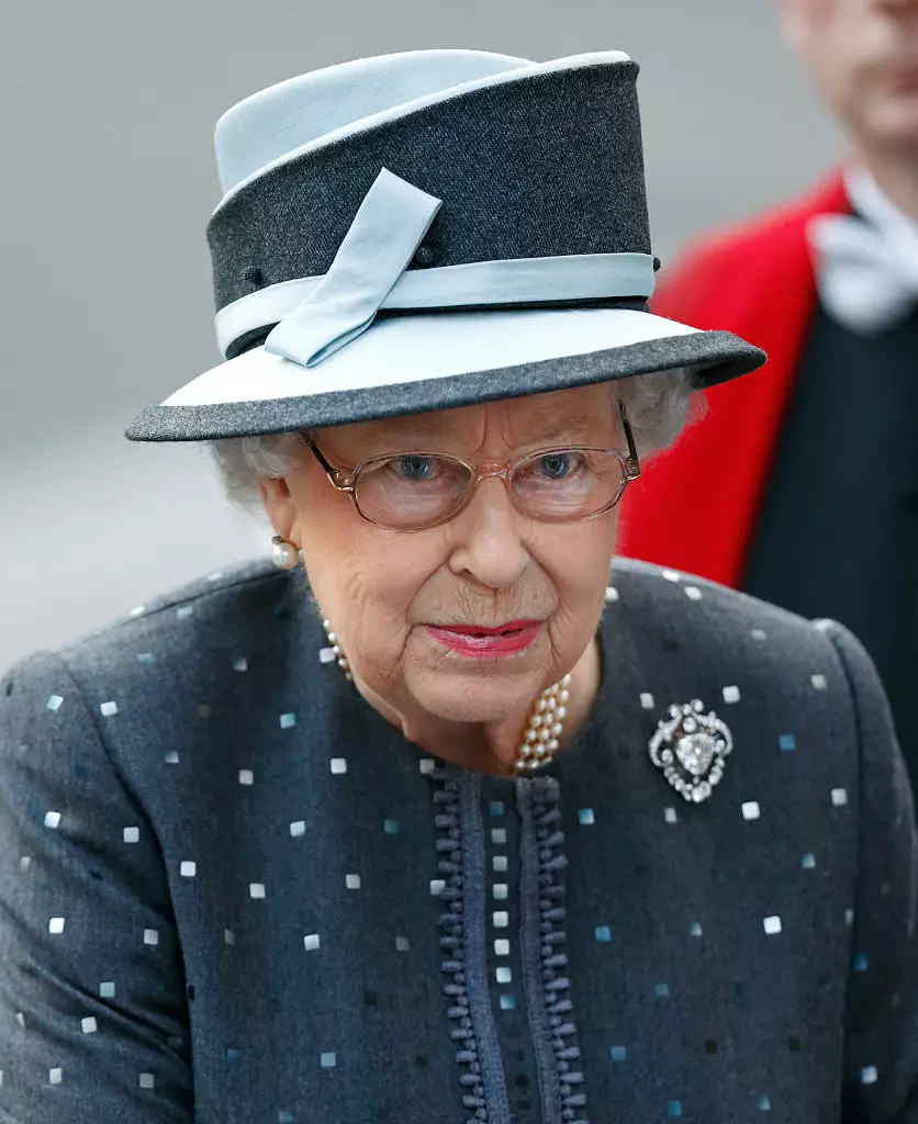 Британская королева  Елизавета II и ее любимое украшение "Брошь сердца"