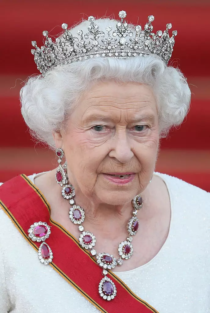 Рубиновая брошь королевы Виктории на груди королевы Елизаветы II