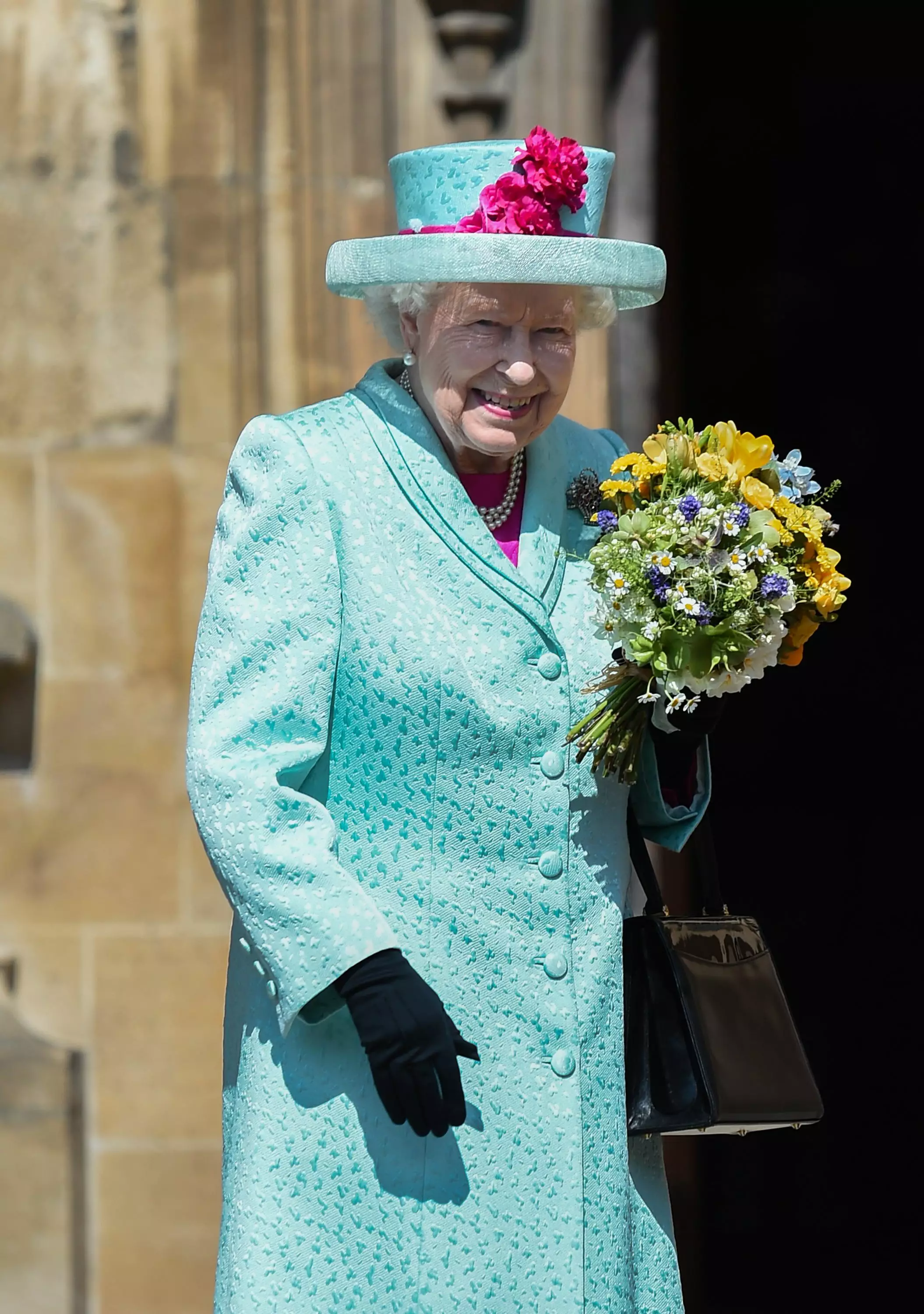 Елизавете II исполнилось 93 года – яркий образ именинницы