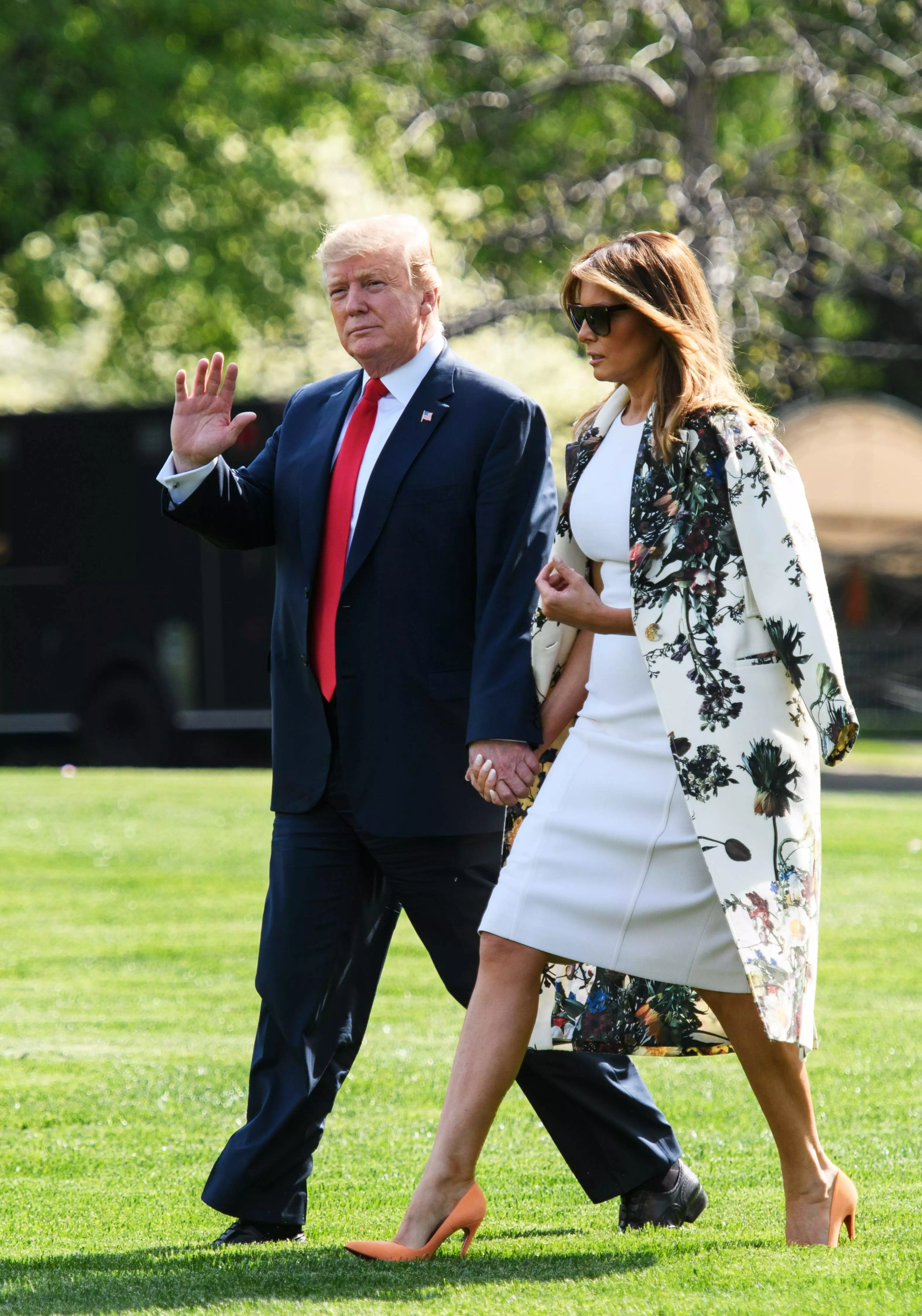 Мелания Трамп в белом платье и ее муж Дональд Трамп
