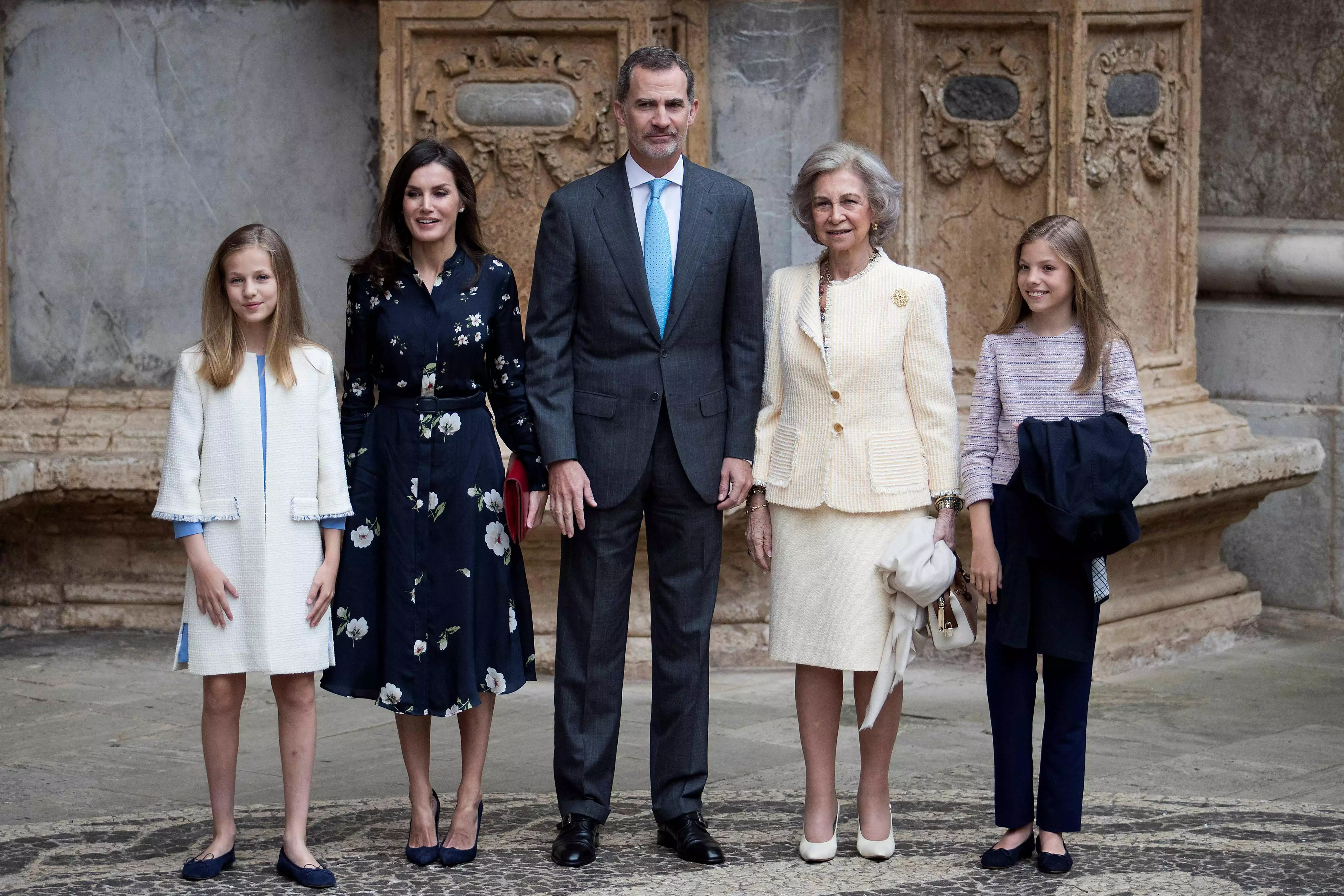 Королева Летиция в Massimo Dutti позирует со своей семьей
