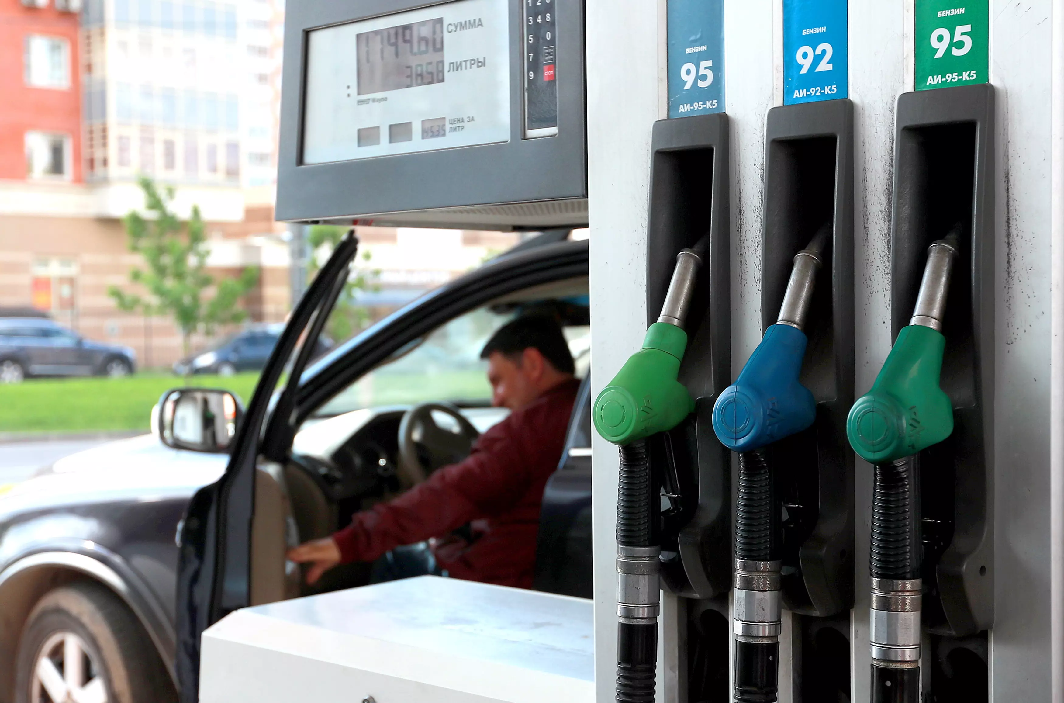 Кабмін увів тимчасове держрегулювання цін на бензин