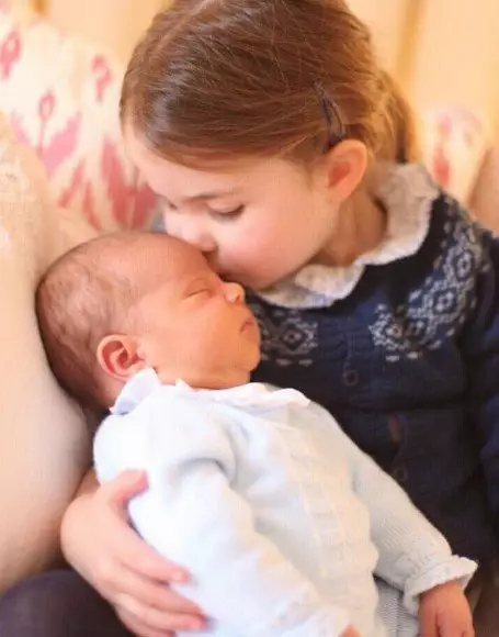 Принцесса Шарлотта целует новорожденного Луи