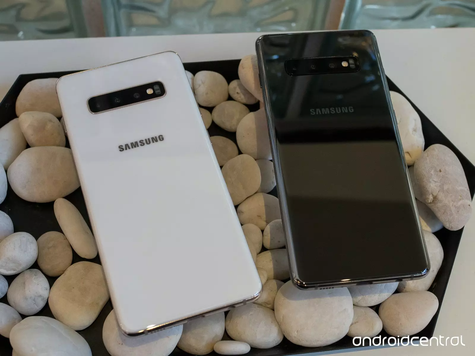 Керамические Galaxy S10+ в двух цветах – черном и белом