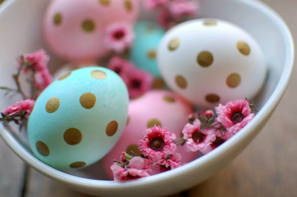 Пасхальные яйца можно украсить обычными красками