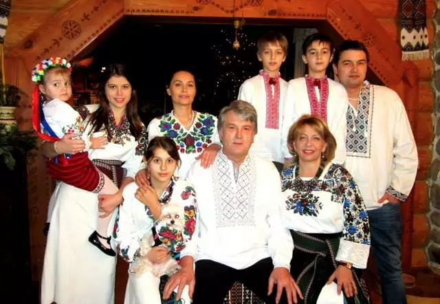 Екатерина Ющенко с семьей в национальных нарядах