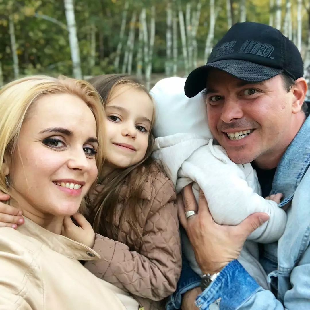 Лилия Ребрик с мужем Андреем и дочками Дианой и Полиной