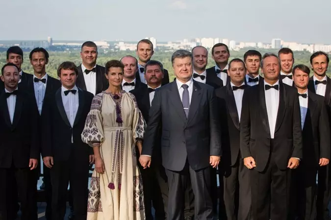 Первая леди Марина Порошенко демонстрирует национальную одежду