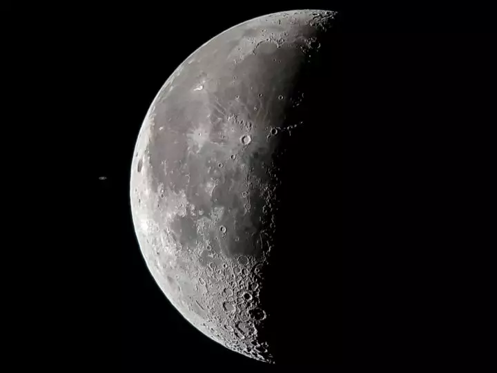 Луна и Сатурн (маленькое пятнышко слева) снятые на Samsung Galaxy S8