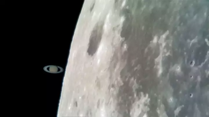 Сатурн с максимальным зумом Galaxy S8 через объектив телескопа