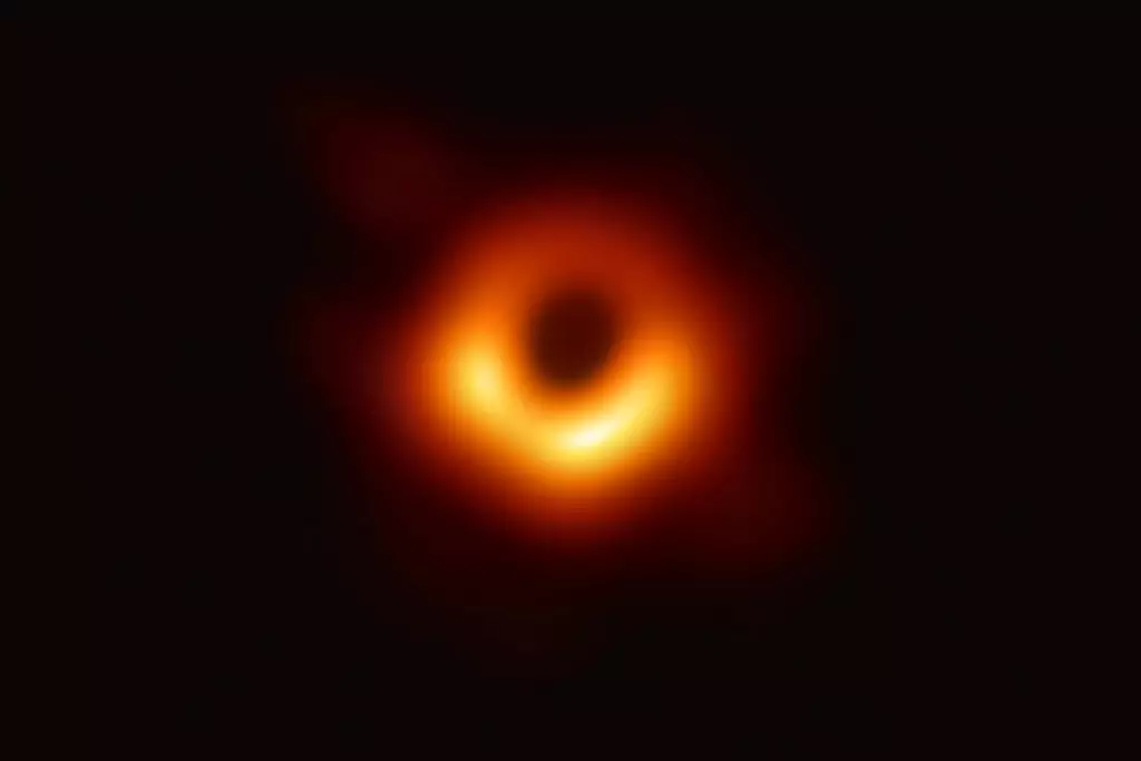 Перше фото чорної діри