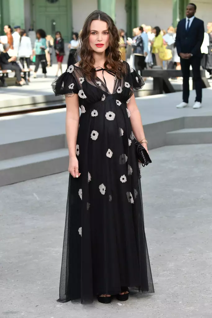 Беременная Кира Найтли в платье Chanel