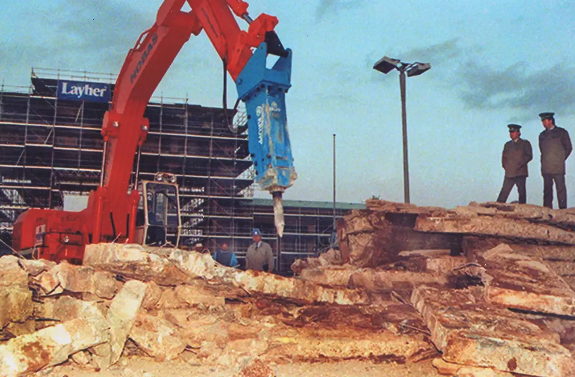 Германия. Василий Зарубенко (слева) с коллегой наблюдают, как разрушают Берлинскую стену. Фото: из архива В. Зарубенко