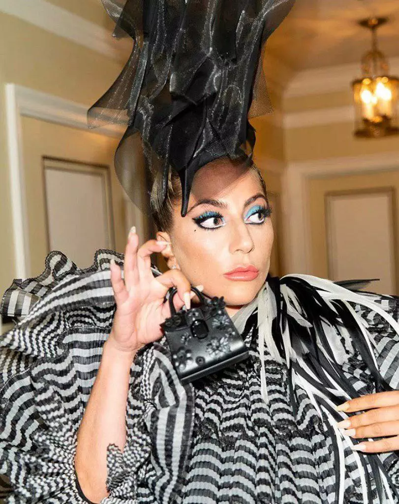 Певица Леди Гага демонстрирует сумочку Jacquemus