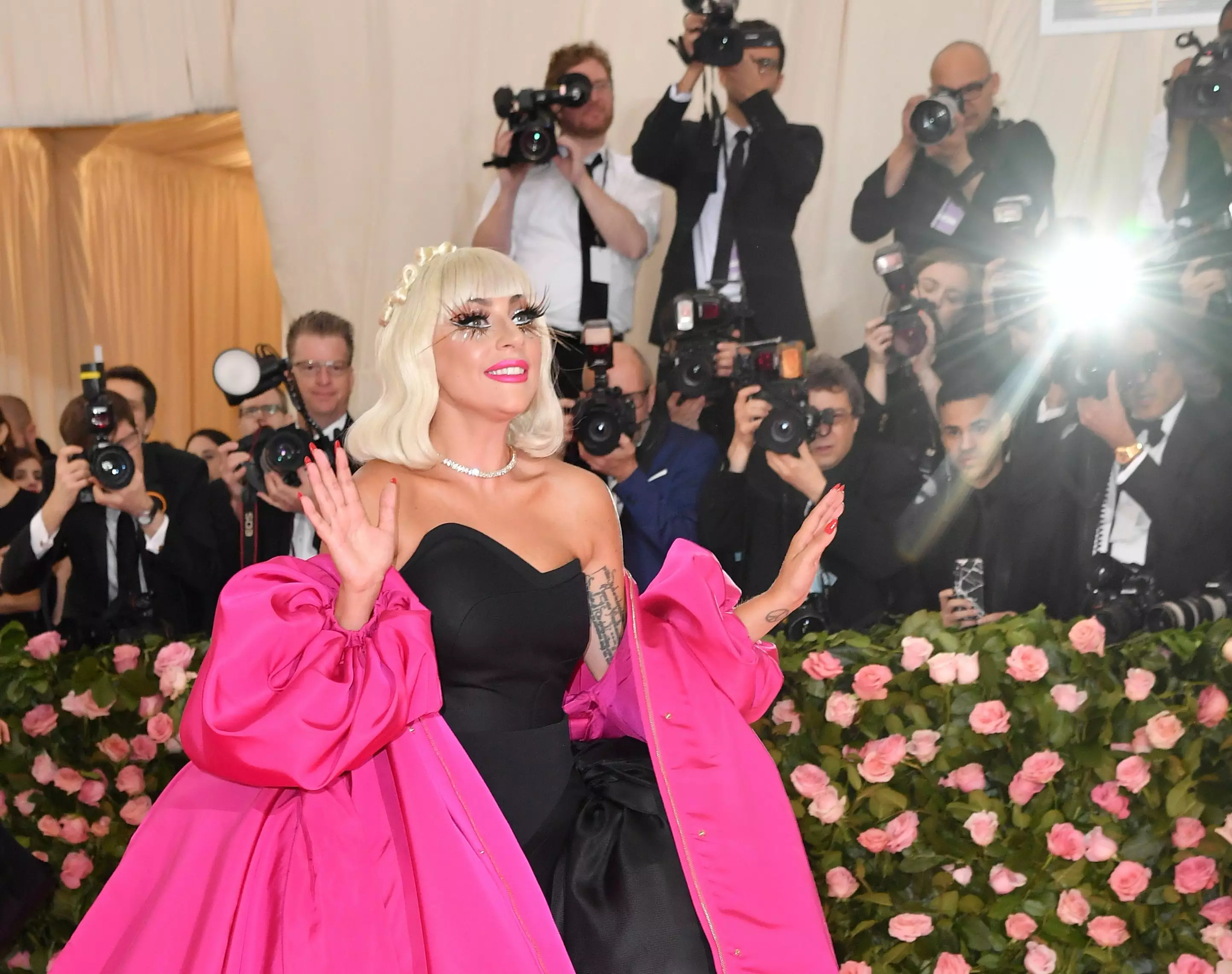 Леди Гага переодевается на ковровой дорожке