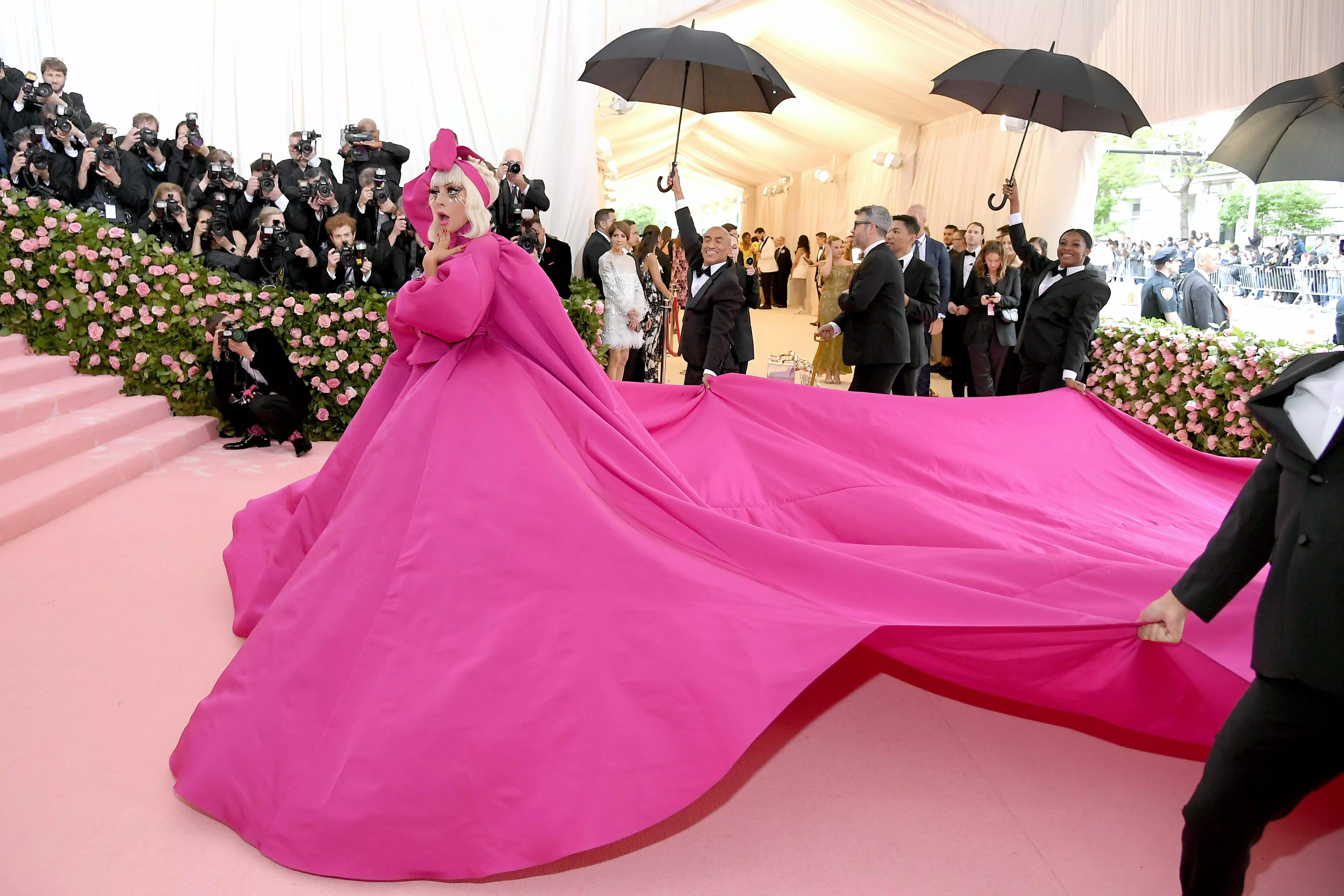 Леди Гага в платье со шлейфом Brandon Maxwell