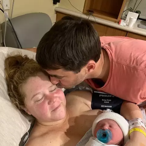 Емі Шумер з чоловіком та новонародженим сином
