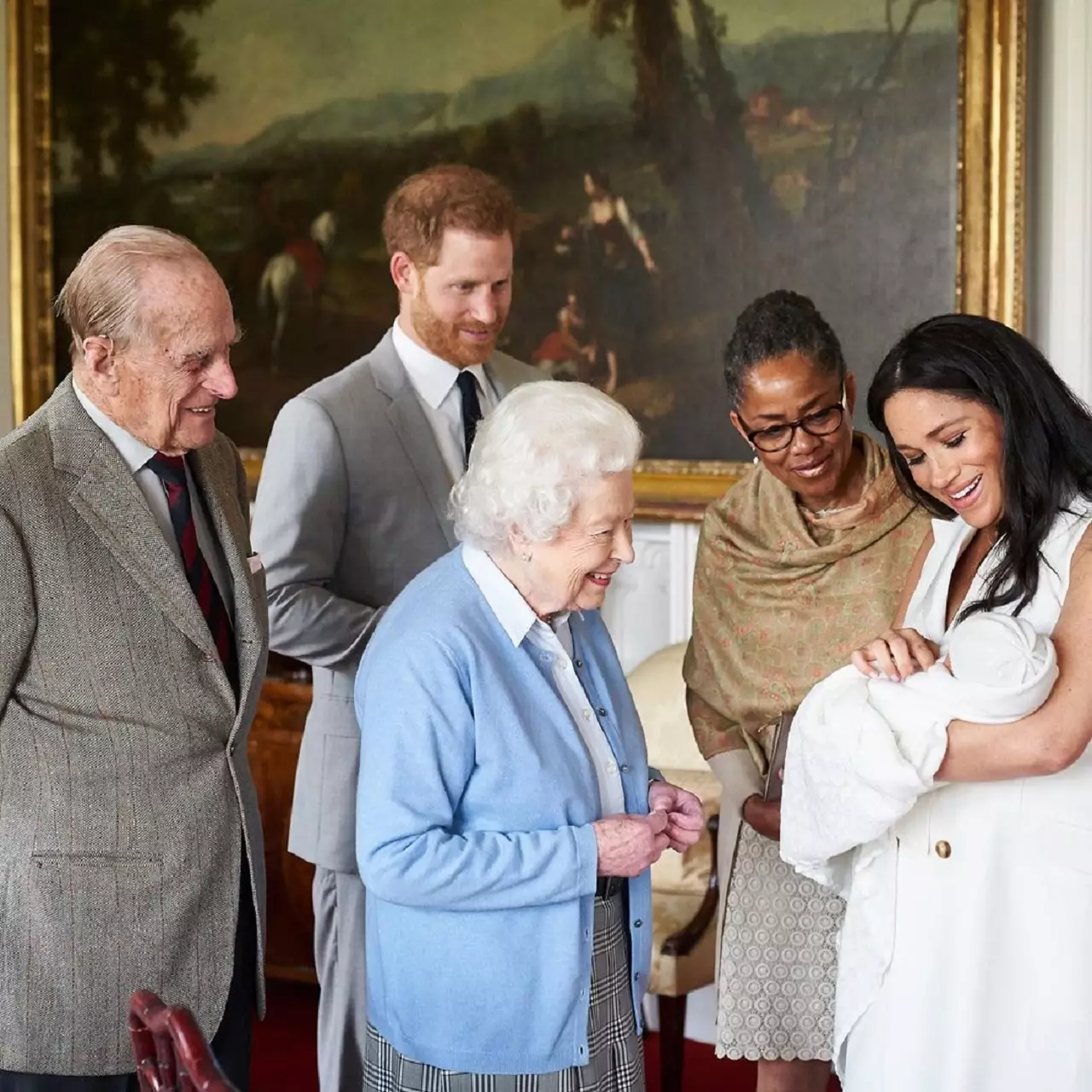 Меган Маркл и принц Гарри представили королеве Елизавете II правнука