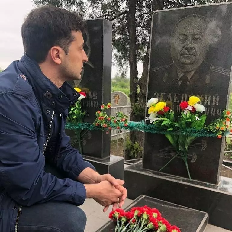 Владимир Зеленский на могиле своего деда