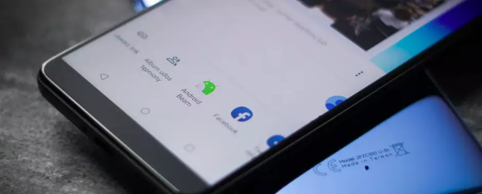Для передачи файлов по Android Beam достаточно было приложить два телефона друг к другу