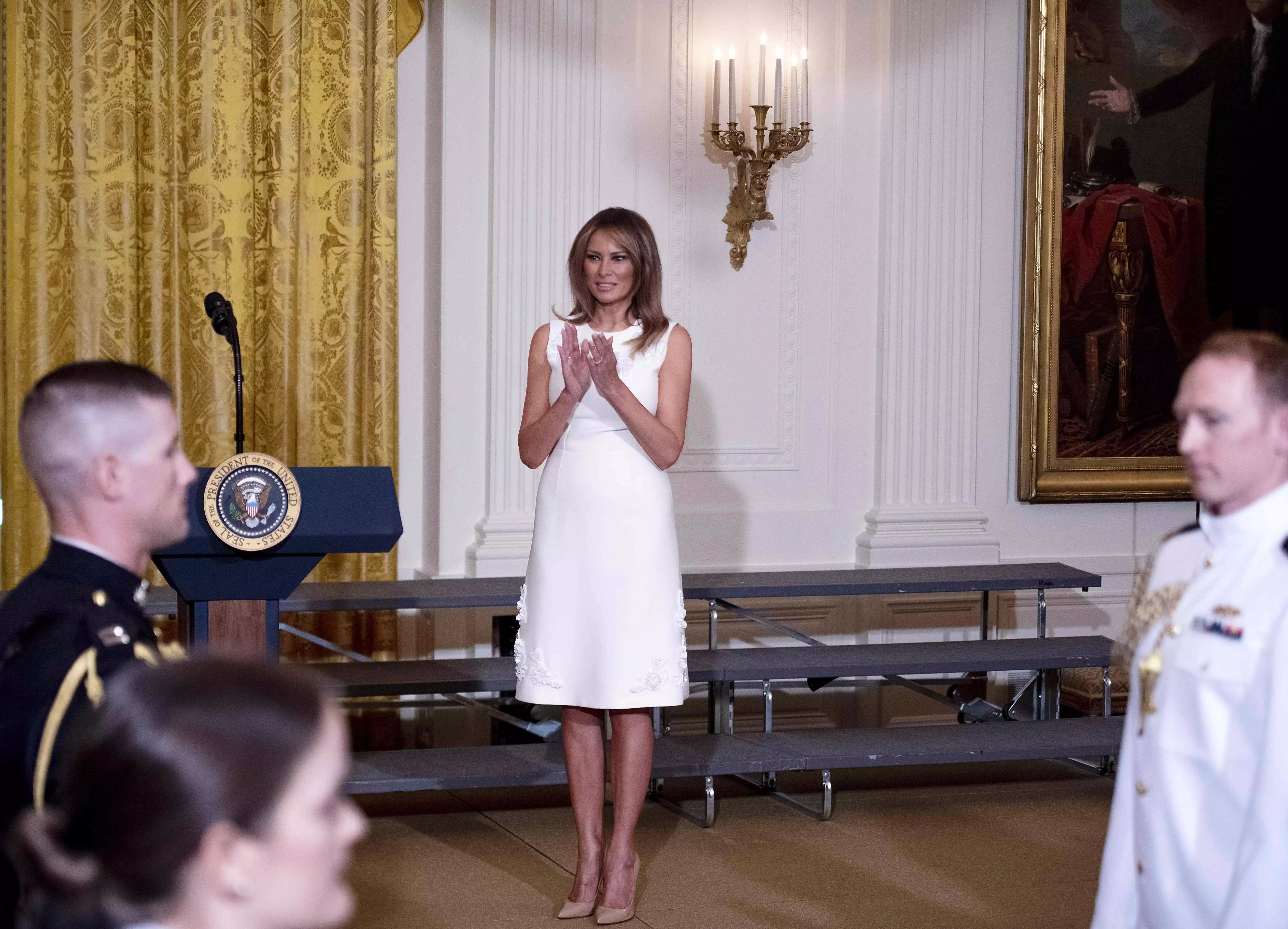 Мелания Трамп в белом платье Prada